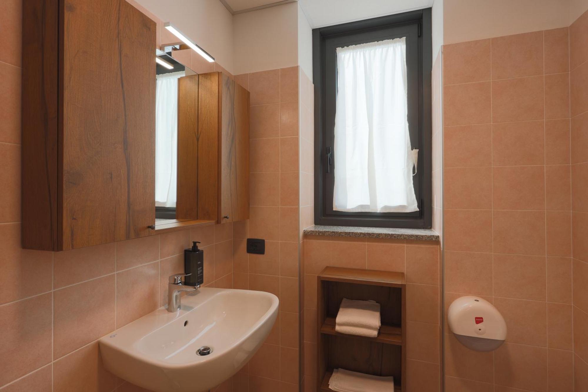 Corte Milano Rozzano Bilik gambar